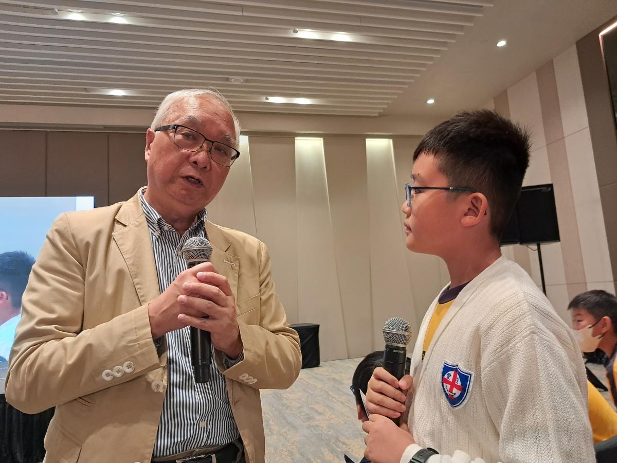 靈愛學生與環保局局長對話